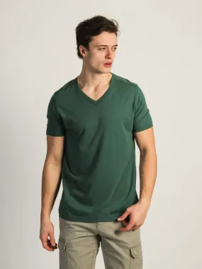 VICTOR VNECK TEE - EVERGREEN